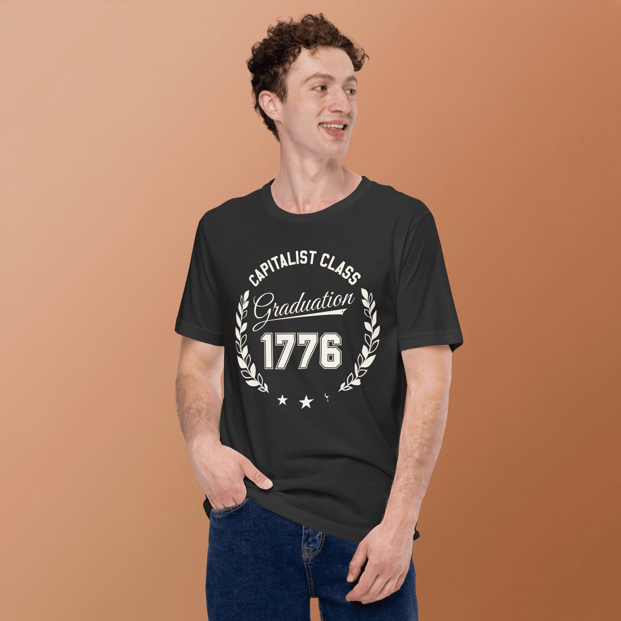 Un hombre usando una camiseta gráfica gris oscuro de Veritas Ethos.